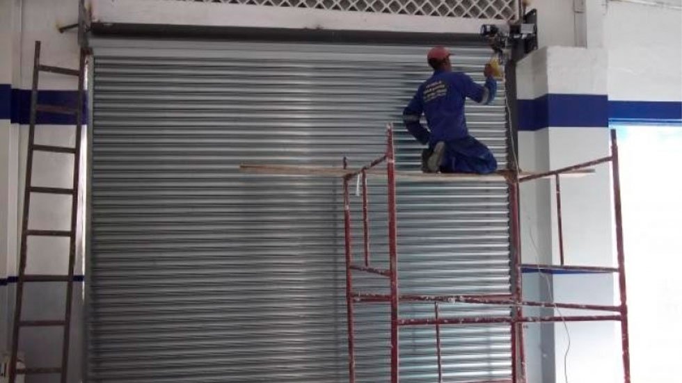 Manutenção preventiva em motor de porta automática